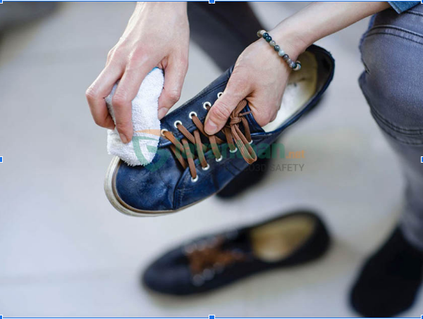 Vệ sinh giày bảo hộ da lộn